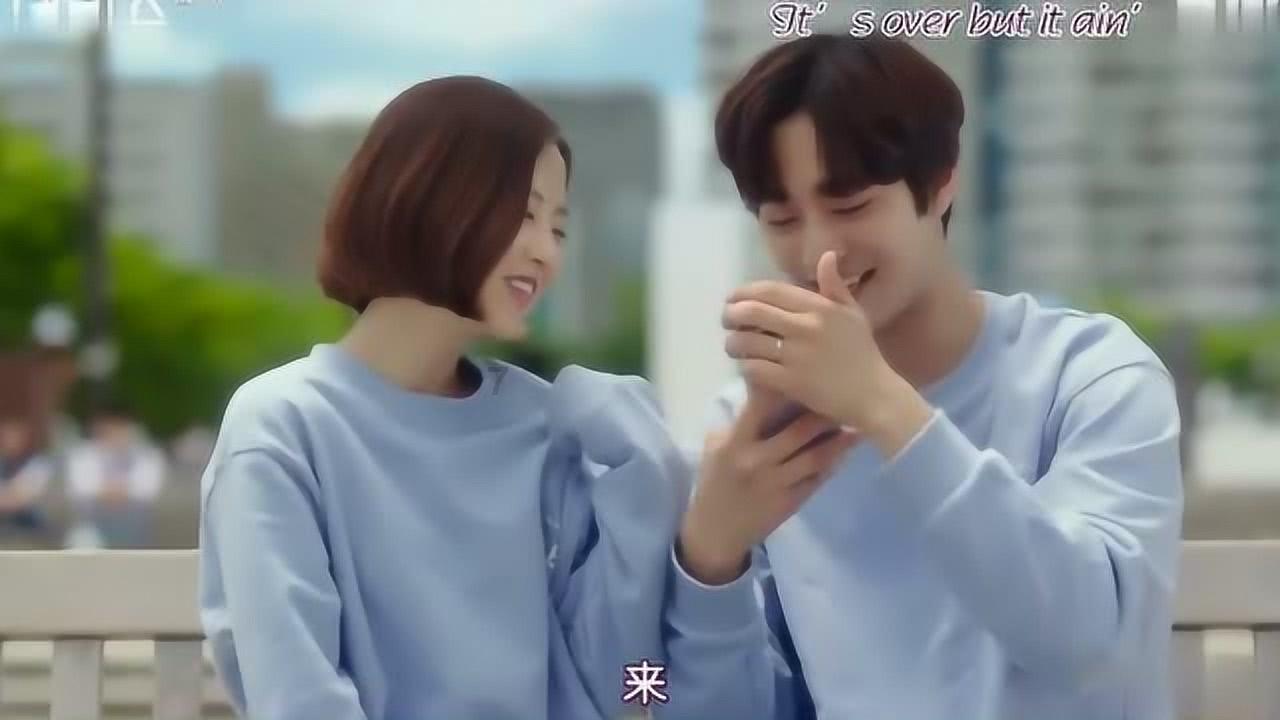 放假了,贵州学生们敲锣打鼓送老师回家过年